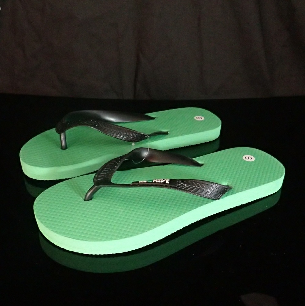 The Chive Women's Flip Flops Small - New